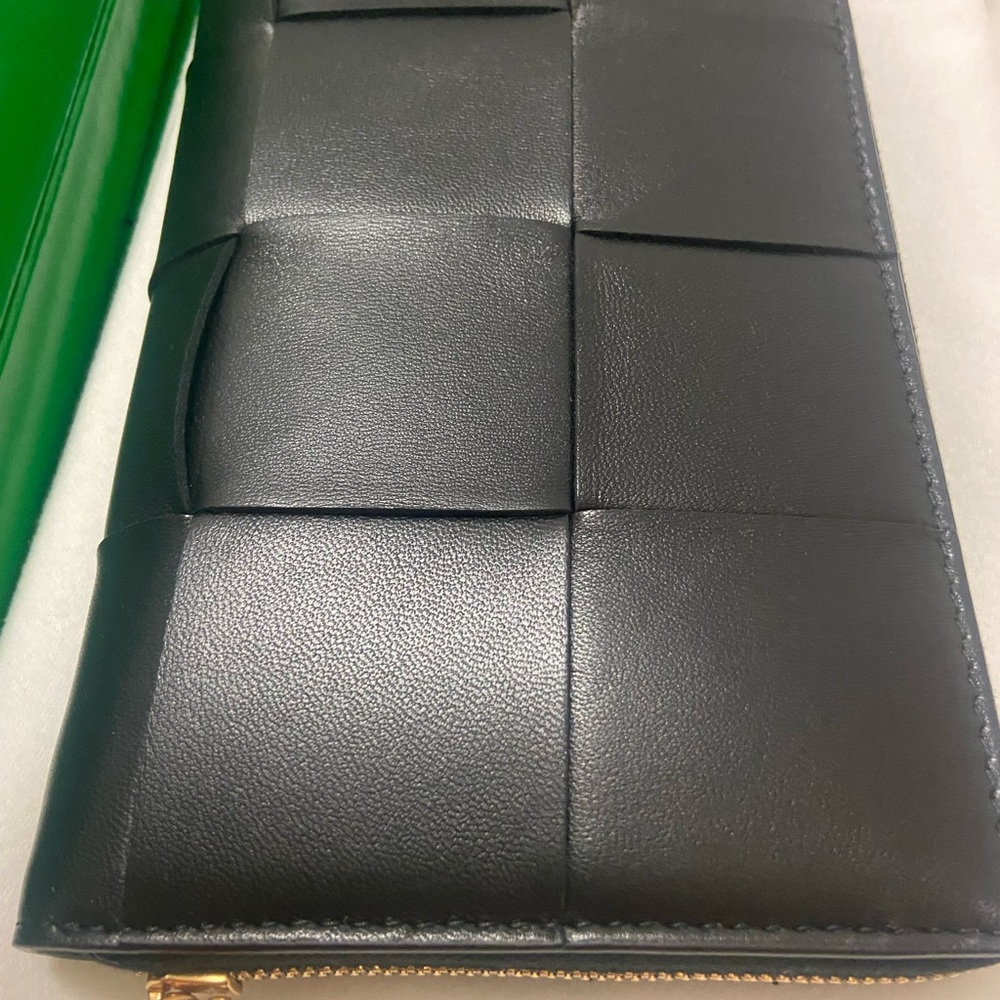 NWT  BOTTEGA VENETA BLACK LEATHER WALLET